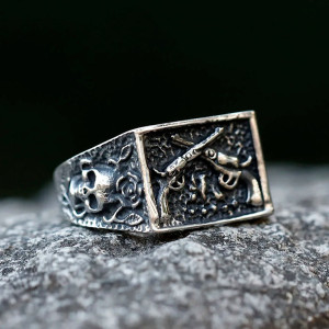Vue Laterale Bague Tête de Mort “Hors-la-Loi des Roses Noires”