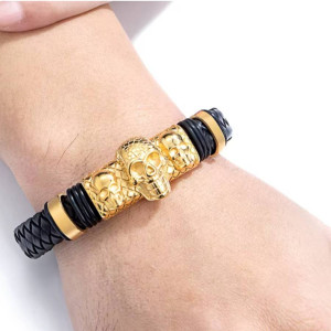 Vue portée du Bracelet Tête de Mort “Réseau des Âmes Perdues” Couleur Or