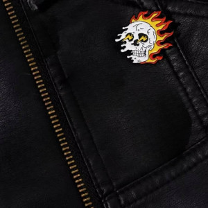 Pins Broche Tête de Mort “Crâne Électrique en Flammes”