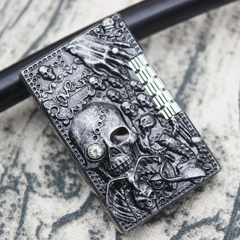Briquet Tête de Mort Vintage Gravure Macabre Acier Noir “Alive” Couleur Argent