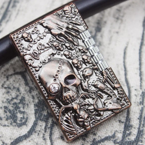 Briquet Tête de Mort Vintage Gravure Macabre Acier Noir “Alive” Couleur Rose