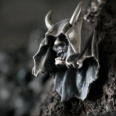 Vue de face Collier Tête de Mort "Serment Brisé des Abysses"