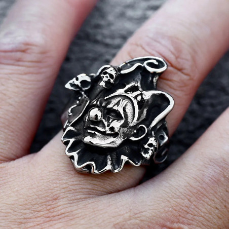 Vue portee Bague Tête de Mort “Bouffon des Âmes Perdues”