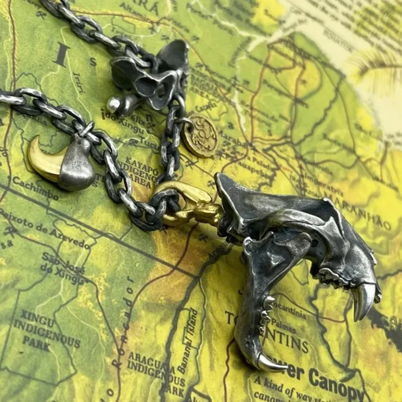 Collier Tête de Mort "Prédateur des Terres Sauvages"