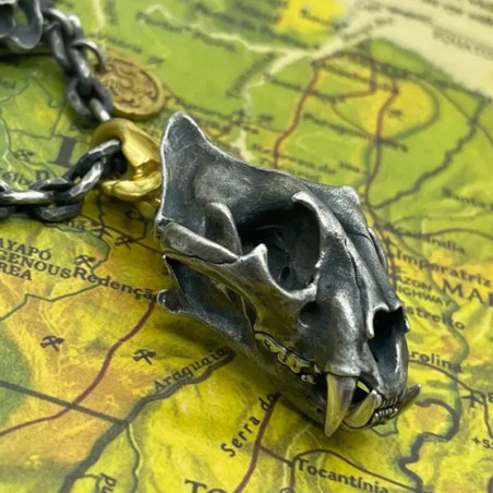 Vue de Cote Collier Tête de Mort "Prédateur des Terres Sauvages"