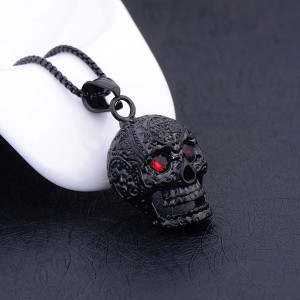 Vue de Cote Collier Tête de Mort Calavera "Regard Rubis" - 3 couleurs au choix !
