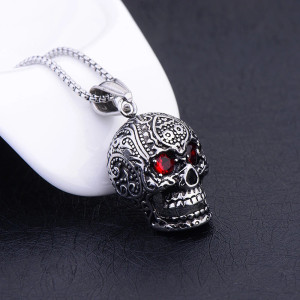vue laterale Collier Tête de Mort Calavera "Regard Rubis" - 3 couleurs au choix !