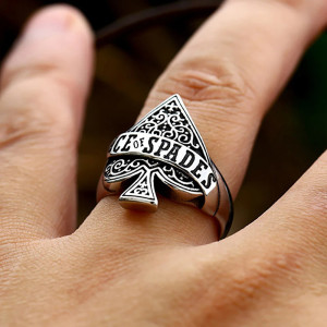 Vue portee Bague Rock “As de Pique Royal”