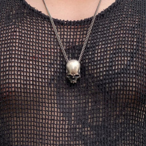 vue portee Collier Tête de Mort "Crâne du Néant Primitif"
