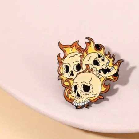 Magnifique Pins Broche Tête de Mort “Trinité des Flammes Maudites”