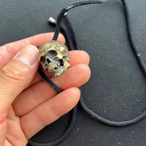 Vue de face Collier Tête de Mort "Crâne Fracturé du Destin"