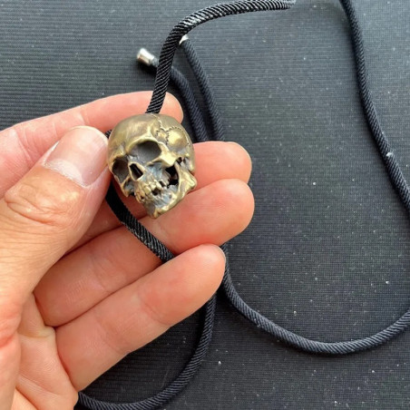 Vue de face Collier Tête de Mort "Crâne Fracturé du Destin"