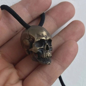 Magnifique Collier Tête de Mort Crâne Fracturé du Destin