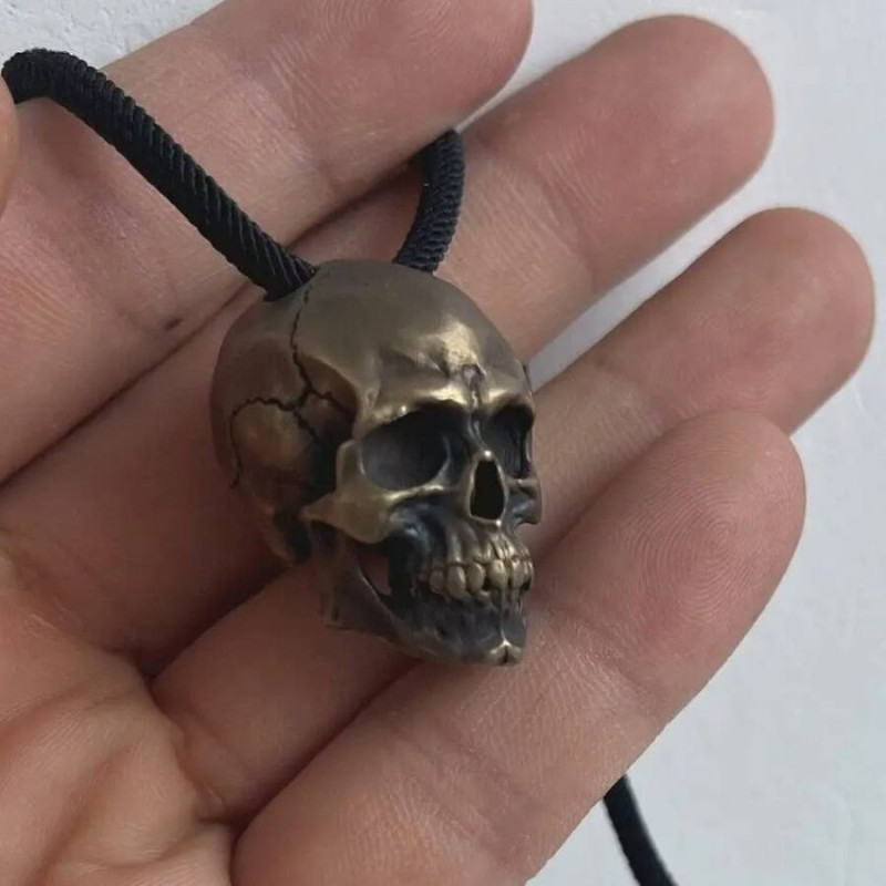 Magnifique Collier Tête de Mort Crâne Fracturé du Destin