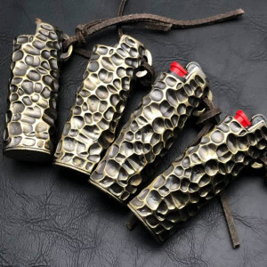 Vue arrière de l'Étui Briquet Tête de Mort BIC J3 Crâne Cornu Démon Laiton Brut