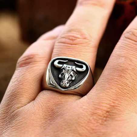 Vue portee Bague Western “Crâne du Taureau Noir”