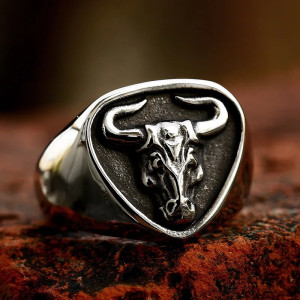 Vue Laterale Bague Western “Crâne du Taureau Noir”