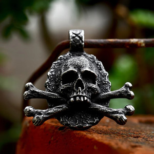 Magnifique Collier Tête de Mort Pirate Pavillon des Mers Maudites