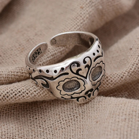Vue Laterale Bague Tête de Mort Mexicaine “Calavera Florale Argentée”