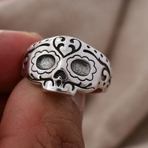 Vue portee Bague Tête de Mort Mexicaine “Calavera Florale Argentée”