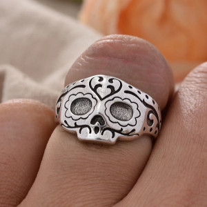 Vue portee Bague Tête de Mort Mexicaine “Calavera Florale Argentée”