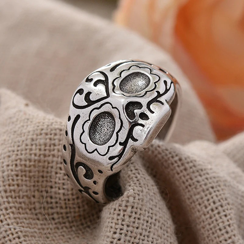 Vue de Face Bague Tête de Mort Mexicaine “Calavera Florale Argentée”