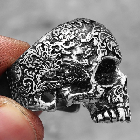 Vue laterale Bague Tête de Mort Baroque “Crâne Sculpté des Ombres Royales”