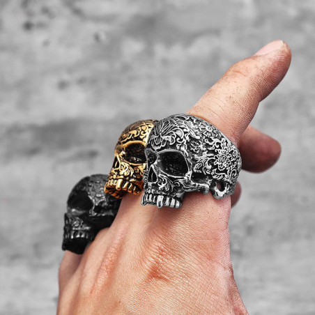 Vue portee Bague Tête de Mort Baroque “Crâne Sculpté des Ombres Royales”