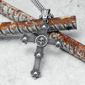 Vue laterale Collier Tête de Mort Gothique "Croix du Requiem Macabre"