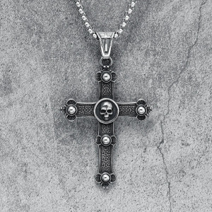 Vue de face Collier Tête de Mort Gothique "Croix du Requiem Macabre"