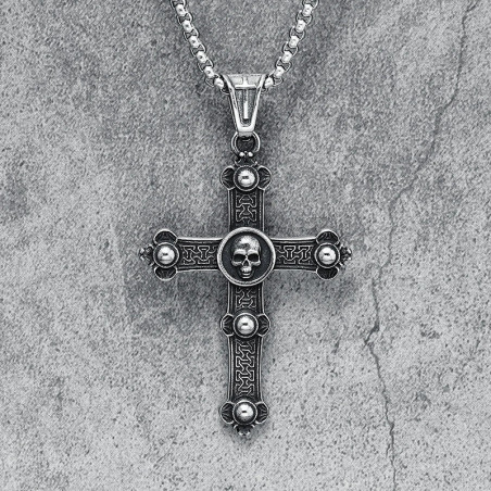Vue de face Collier Tête de Mort Gothique "Croix du Requiem Macabre"