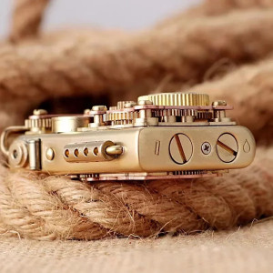 Vue de Cote Briquet Mécanisme Steampunk Engrenages Apparents