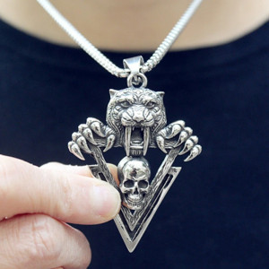 Vue portee Collier Tête de Mort "Prédateur du Triangle Noir"