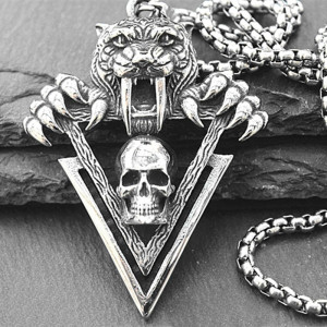Collier Tête de Mort "Prédateur du Triangle Noir"