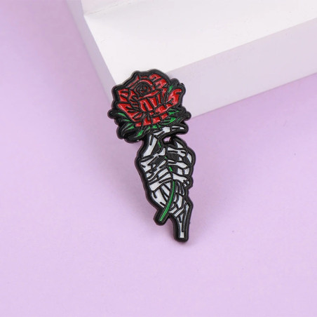 Pins Tête de Mort Gothique “Rose des Âmes Éternelles”