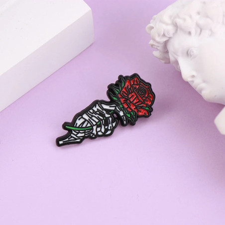 Vue Laterale Pins Tête de Mort Gothique “Rose des Âmes Éternelles”