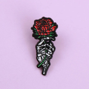 Vue de face Pins Tête de Mort Gothique “Rose des Âmes Éternelles”