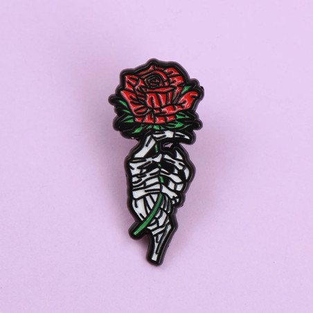 Vue de face Pins Tête de Mort Gothique “Rose des Âmes Éternelles”