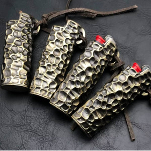 Vue arrière Étui Briquet Tête de Mort Masque Oni BIC J3 Masque Oni Impérial Laiton Brut