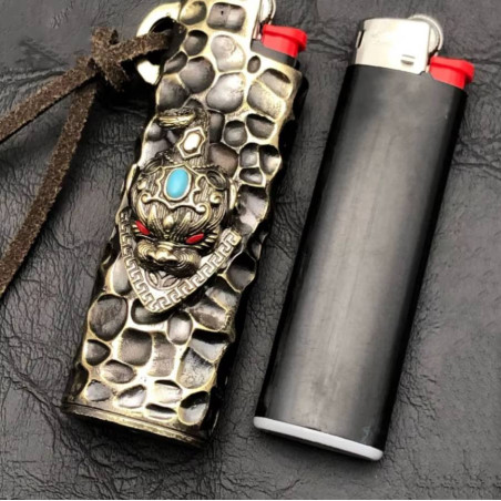 Détails étui Briquet Tête de Mort Masque Oni BIC J3 Masque Oni Impérial Laiton Brut