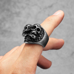 Vue portee Bague Tête de Mort “Âmes Schizophrènes”
