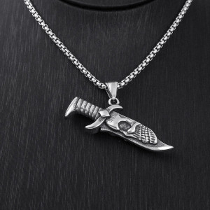 Vue de face Collier Tête de Mort "Lame du Bourreau Éternel"