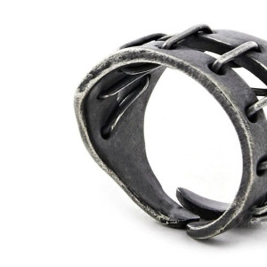 Bague Goth Rock "Coutures de l'Au-Delà"