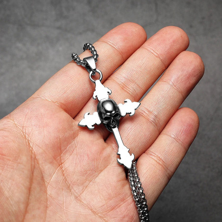 Vue de face Collier Tête de Mort "Croix du Dernier Requiem"