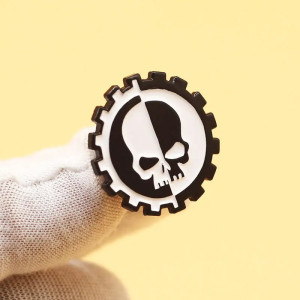Pins Tête de Mort Industriel “Engrenage Mortel”