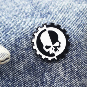 Vue de Face Pins Tête de Mort Industriel “Engrenage Mortel”