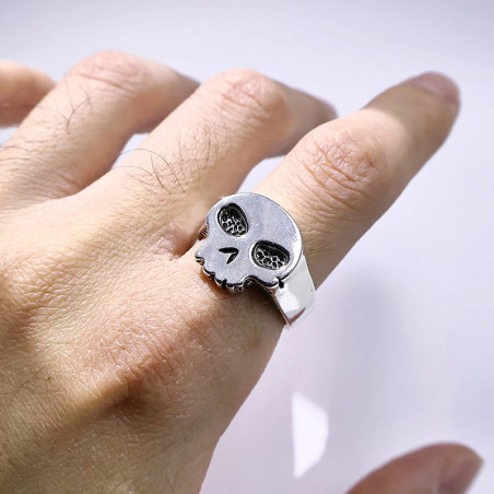 Vue portee Bague Tête de Mort "Petit Crâne Maudit"