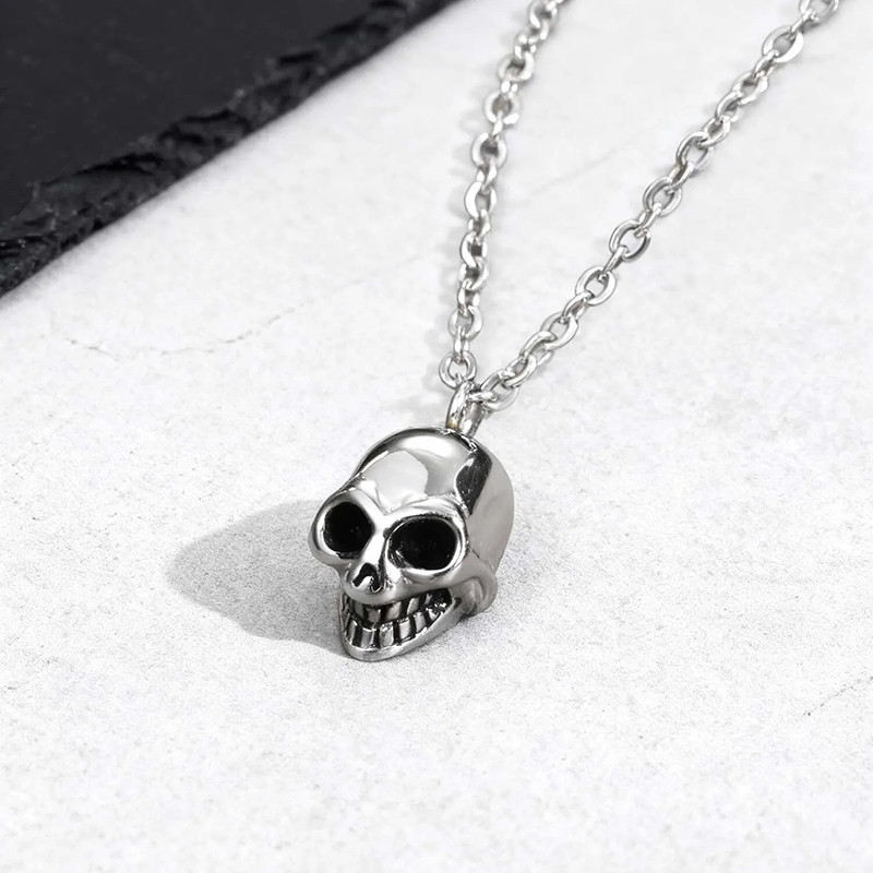 Vue Laterale Collier Tête de Mort "Sourire de l'Outre-Tombe"