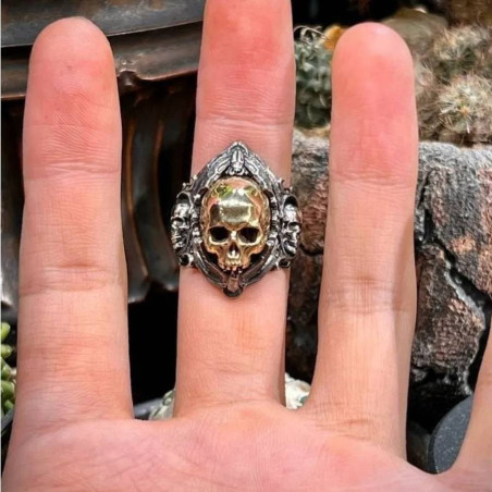 Vue portee Bague Tête de Mort Trinité des Crânes Souverains Couleur Or