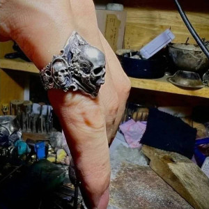 Vue portee Bague Tête de Mort Trinité des Crânes Souverains Couleur Argent